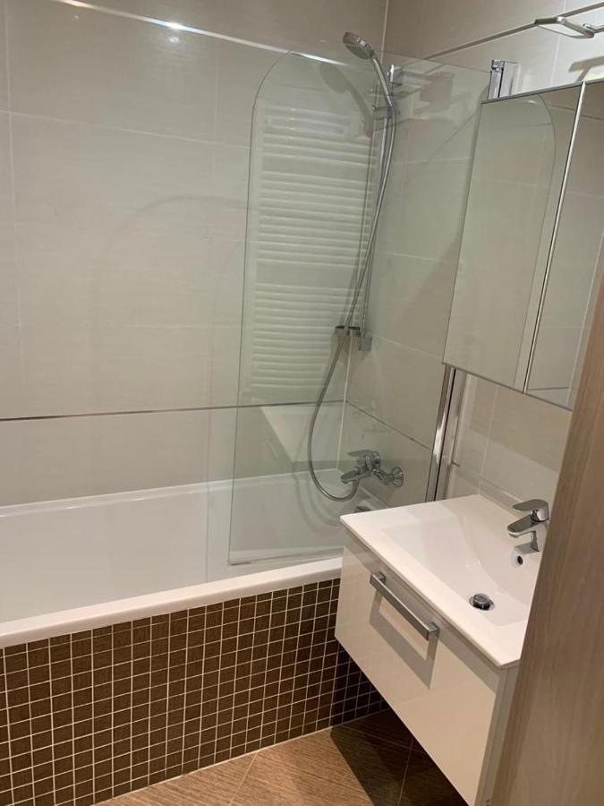 Garden Tower - 8 Min Do Centra, Garaz Apartment Prague